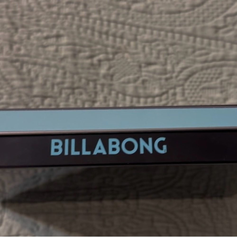 Men’s Billabong zipper bi-fold wallet, w/metal storage tin, blk and logo, NWT. - Picture 2 of 9